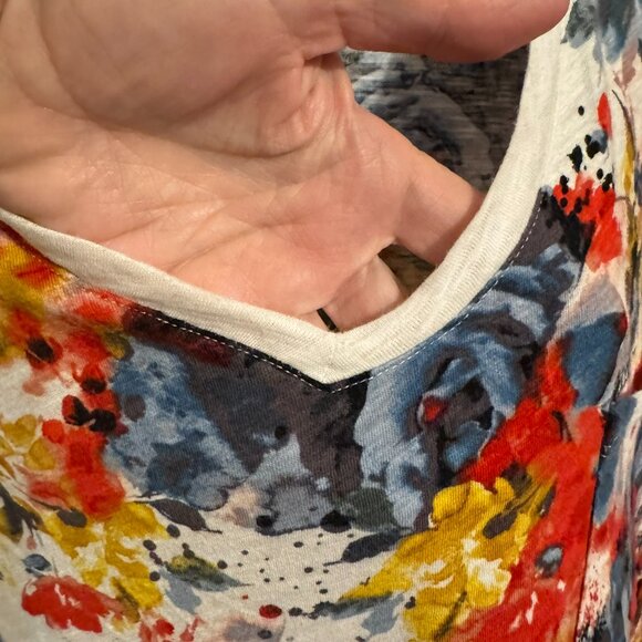 ❤️TORRID SKULLS & FLOWERS PRINT V-NECK TEE 1X/2X #C - Picture 5 of 6